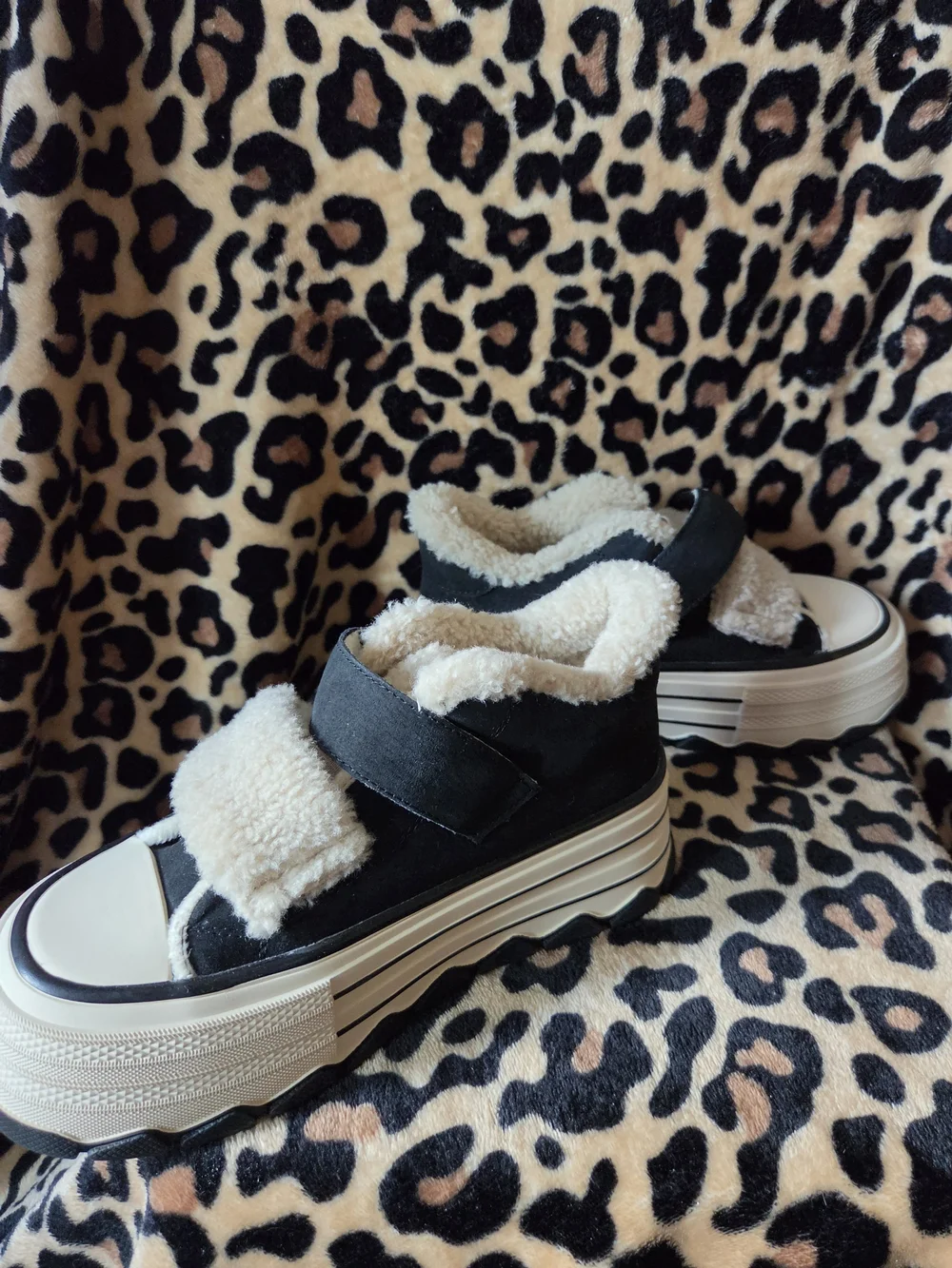 Women's Black & Cream Sherpa-Lined Platform Sneakers